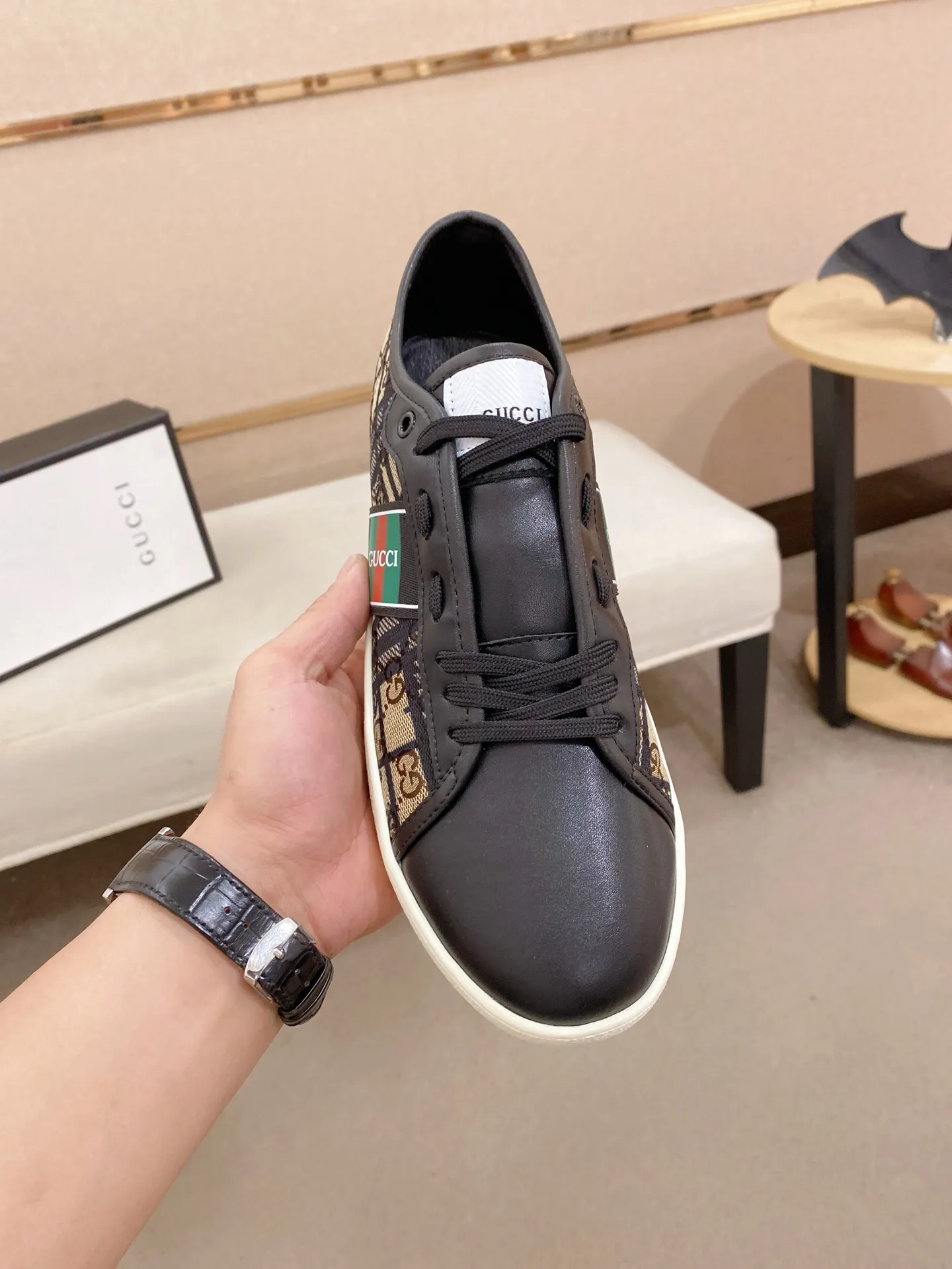 Factory price: 400💰 (GUCCI) The latest model from the official website 🎁🎁Casual and fashionable men's shoes👟, hot style 💥The version is simple and elegant, exclusive for trendy men. Unique official website latest brand elements 👑Gucci original decoration, fashionable and generous, the fabric is original cowhide ✅sheepskin lining, the official website specifies wear-resistant casual outsole, the classic model is taken in kind at the counter🎬38-44 (45 is not returned or exchanged)